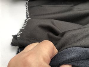 Uld / polyester fleece - i en mat sort med grøn bagside